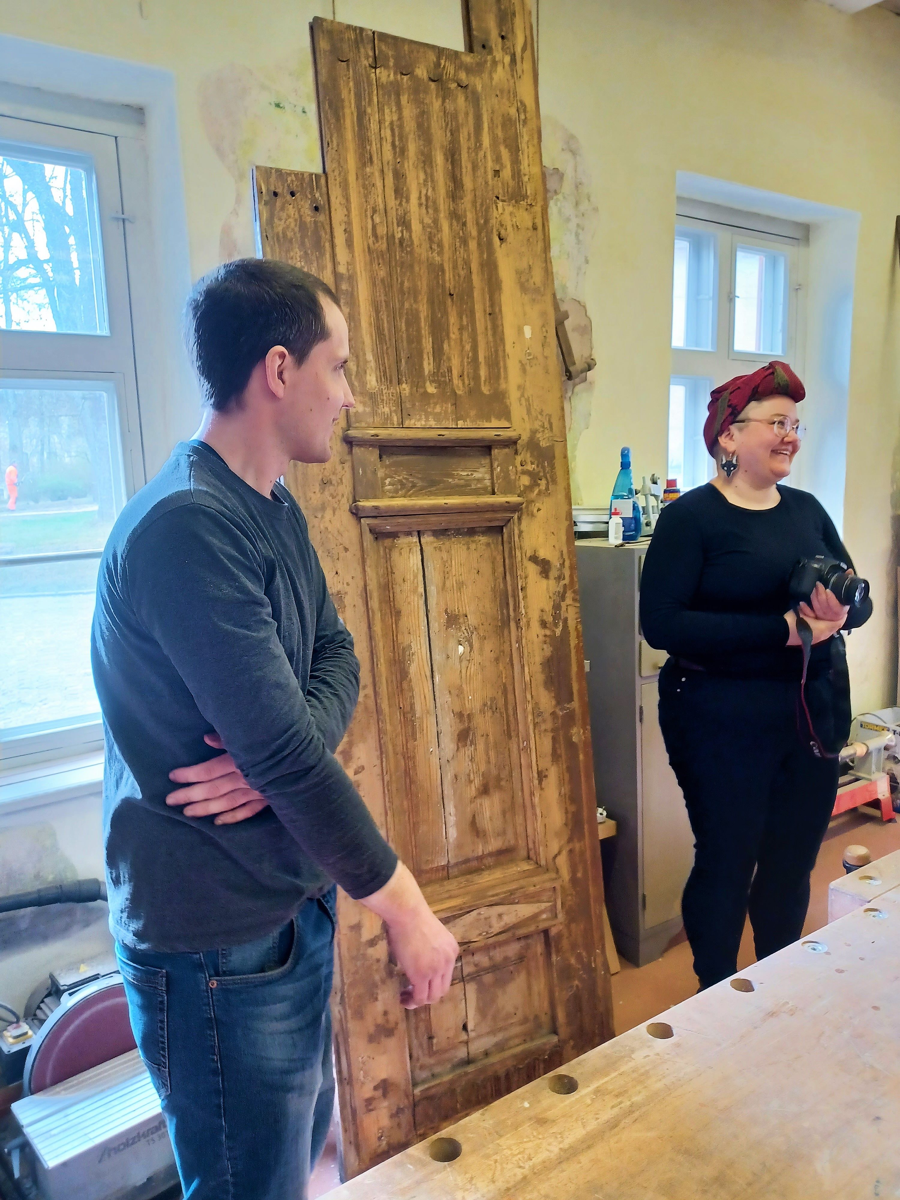 På bilden: Saana Lind, projektledare för Stundars projekt "Härliga hus i Österbotten", besöker renoveringscentret i Kuldīga, Lettland.