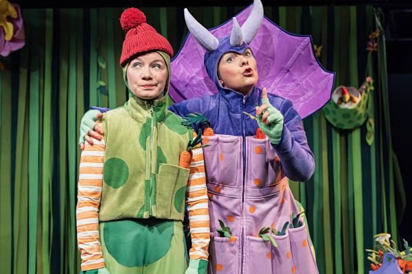 Dinosaurier, drömmar och design – Wasa Teaters kostymateljéföreståndare banar väg för en grönare scenkonst