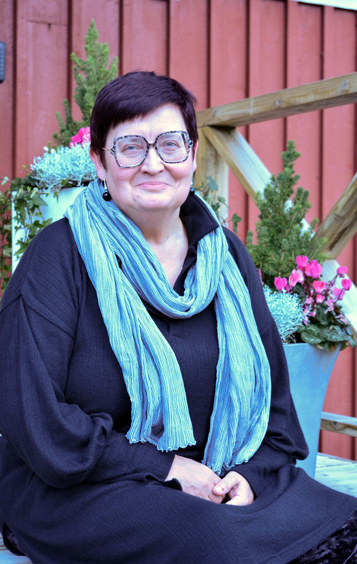 Möjligheten att fördjupa sig i sitt skapande och knyta nya kontakter – både professionella och personliga – är en viktig del av en residensvistelse. Kirsimaria Törönen arbetar på gästkonstnärsresidenset Ateljé Stundars fram till årsskiftet.