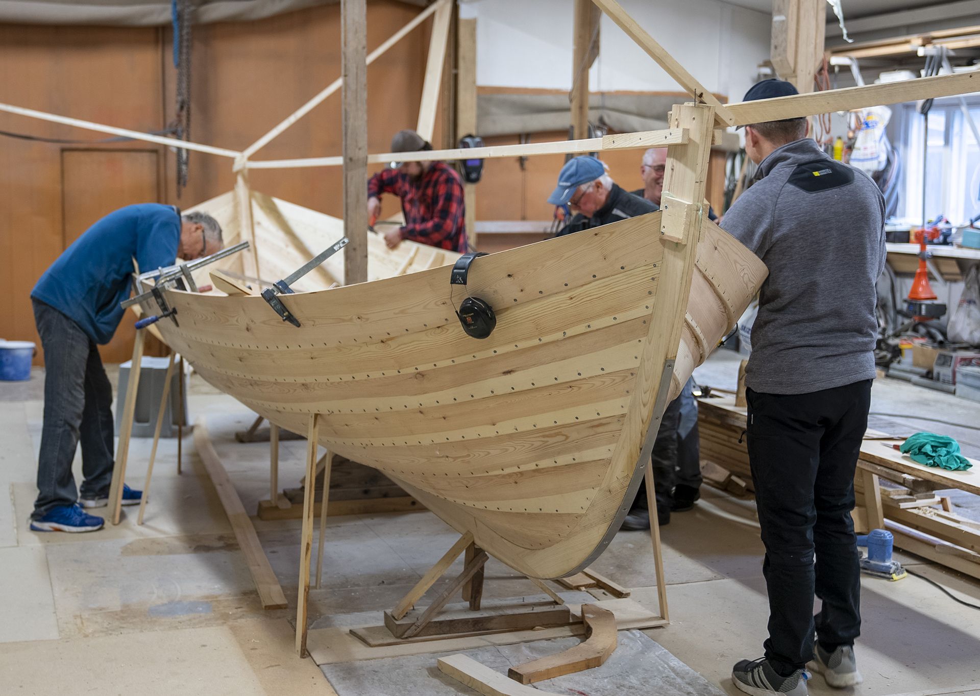 En traditionell skötbåt i klinkteknik byggs här vid Bosund båt-, fiske- och jaktmuseum (Larsmo) som en del av ett tidigare klinkbåtsprojekt vid KulturÖsterbotten: Ett lyft för klinkbåtstraditionen i Österbotten (2020–2022).