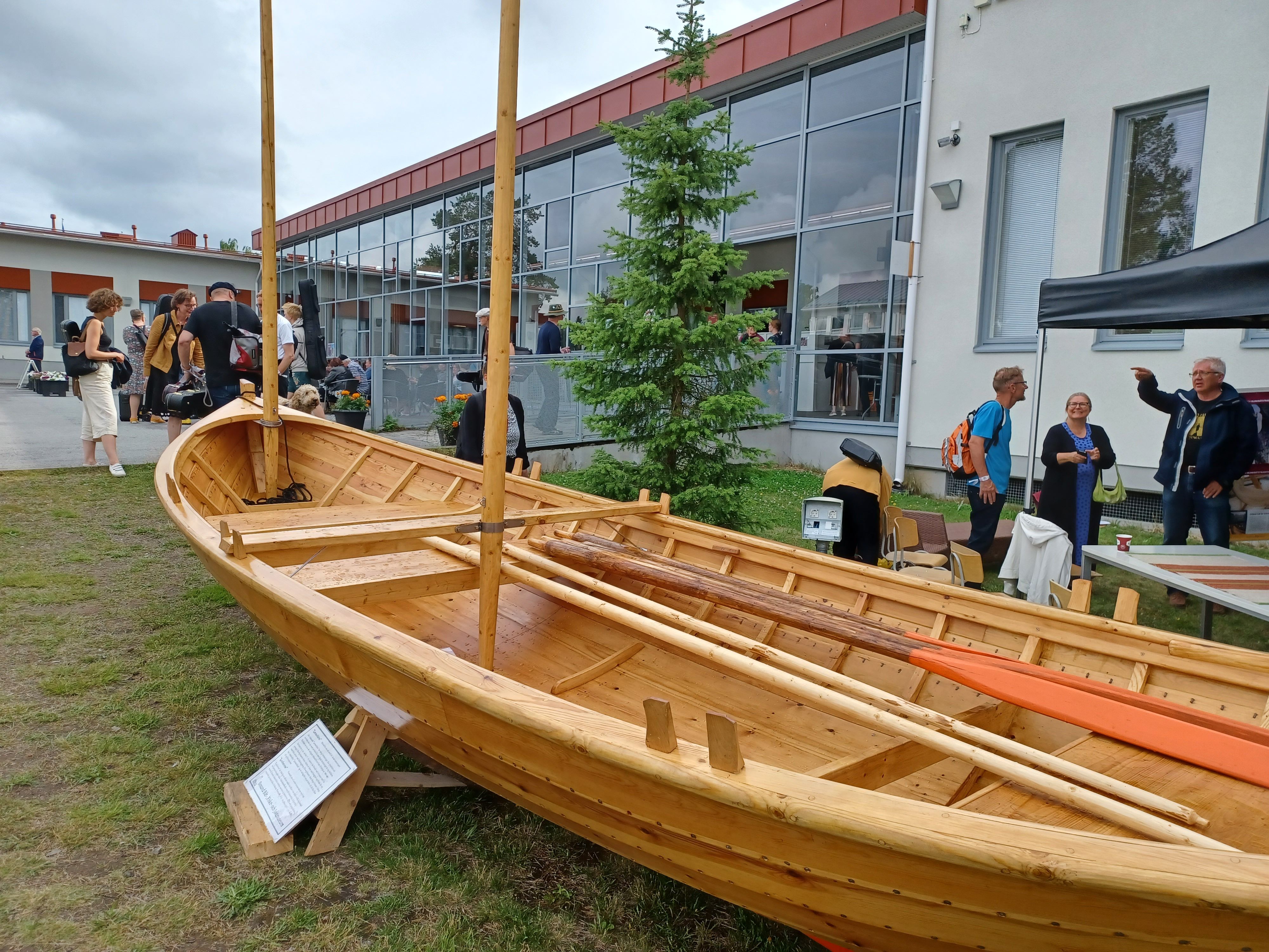 Klinkbåtsprojektet presenterades i somras på folkmusikfestivalen i Kaustby. Den nybyggda skötbåten ställdes ut på traditionstorget, där den väckte stor uppmärksamhet bland festivalbesökarna. Foto: Johanna Björkholm, KulturÖsterbotten