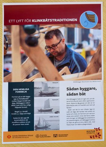 En av skyltarna behandlar utformningen av traditionella klinkbåtar, som är individuell för båtbyggaren samtidigt som den följer en gemensam formel. Det stora fotot visar samtida skötbåtsbygge i Bosund, medan de små svartvita fotografierna demonstrerar gemensamma drag och skillnader mellan traditionella båtar.