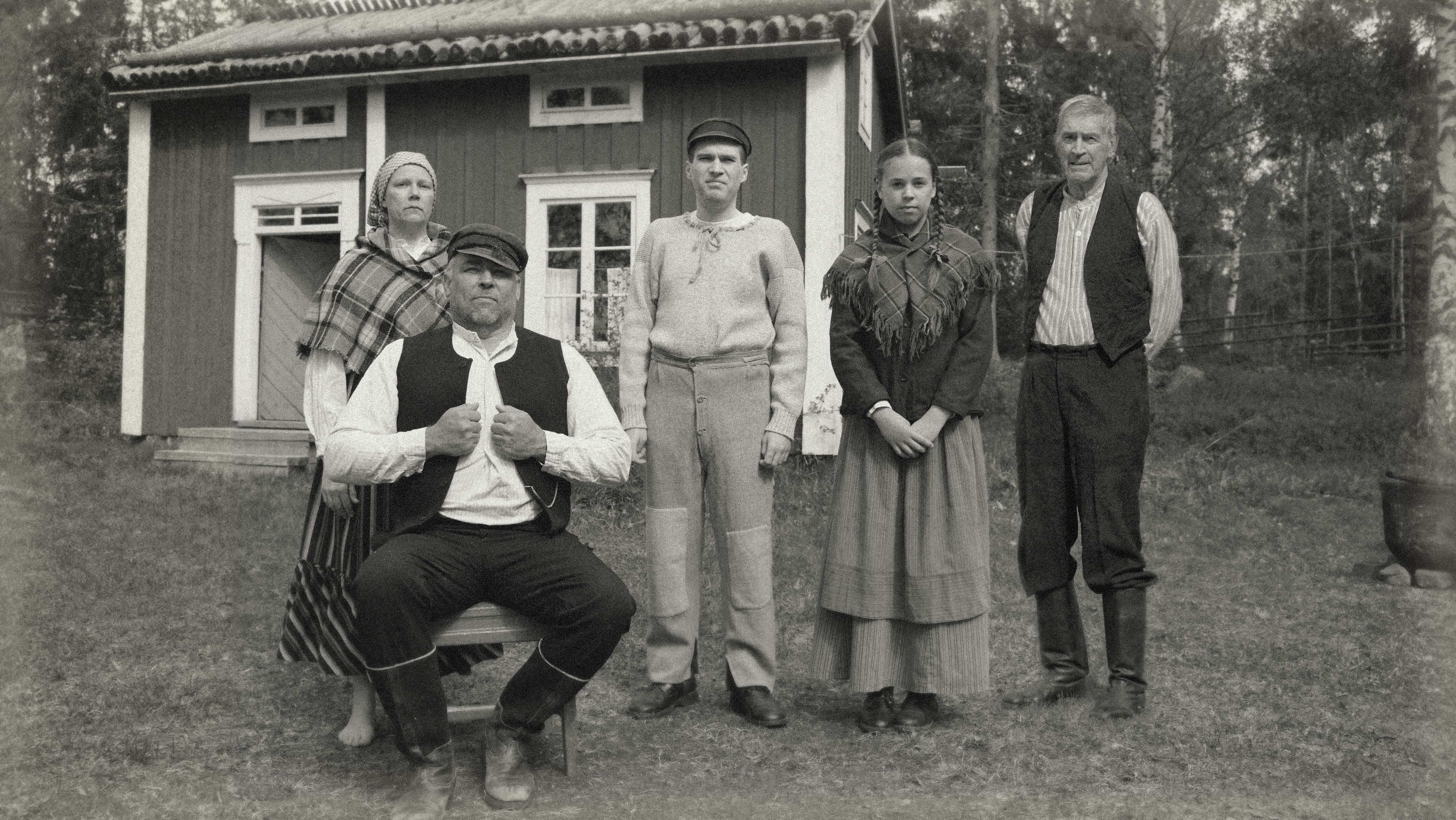 Möt familjen Sjöberg! Från vänster mor Maria, sittande farfar Anders, barnen Jakob och Linnea samt far i huset, Johan.