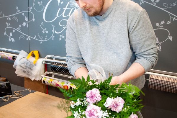 Anton studerar till florist via läroavtal