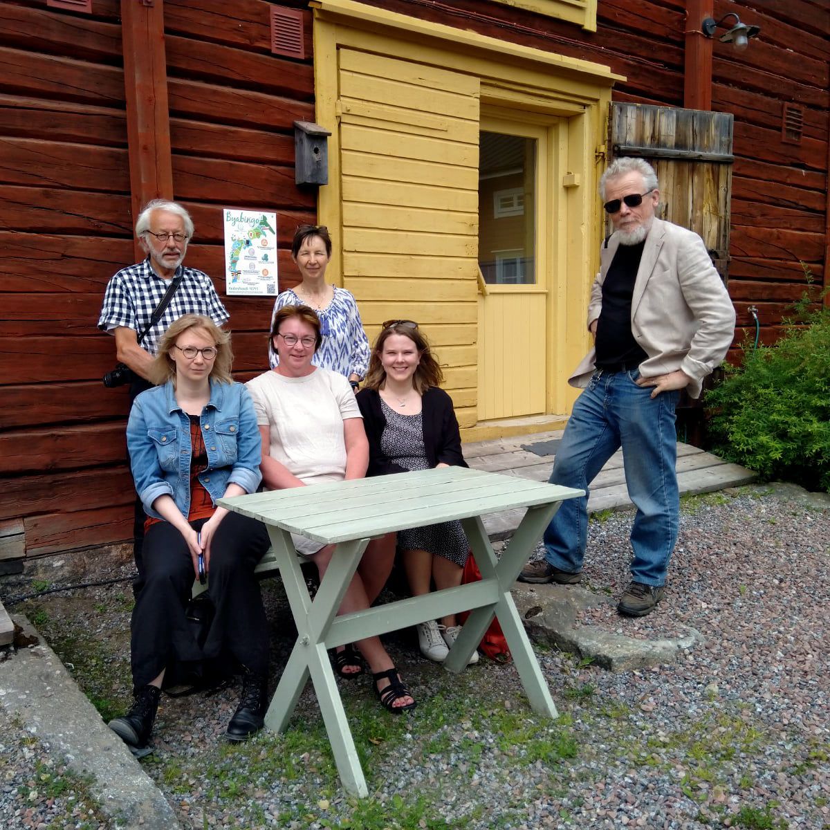 Sakkunniggruppen för Ateljé Stundars vid sitt möte i somras, tillsammans med sommarens gästkonstnär. Stående från vänster Stundars-representanterna Peter Båsk och Gunilla Sand samt konstexperten Dan Holm. Sittande vid bordet, från vänster: gästkonstnären Ursula Sepponen, kulturchef Åsa Blomstedt och konstpedagog Johanna Halme. Foto: Carola Harmaakivi