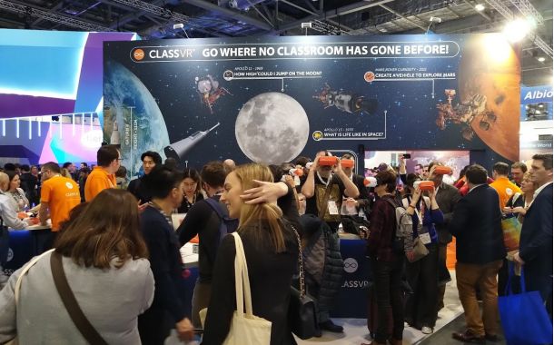 Många företag visade möjligheter med att använda VR/AR inom utbildning. Här är hela klassrummet virtuellt.