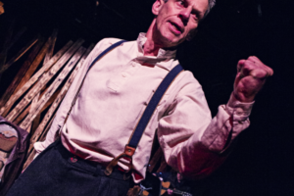 Erik Kiviniemi får det finlandssvenska dramatikerpriset för Bladis pojkan.