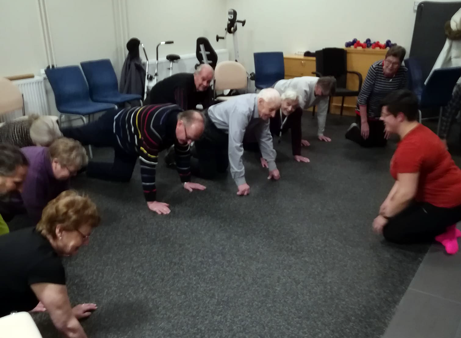bildtext Seniorer testar olika övningar med fysioterapeut Lola Nyland