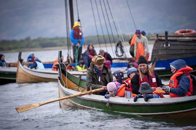 Bild på klinkbåtar