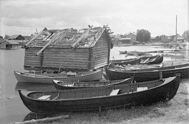 SLS 406a_29 Fin vy från Kackur, Larsmo som visar det kustnära samhället inklusive många båtar uppdragna på stranden och båthus med dåligt tak. Foto av Valter Forsblom 1931.