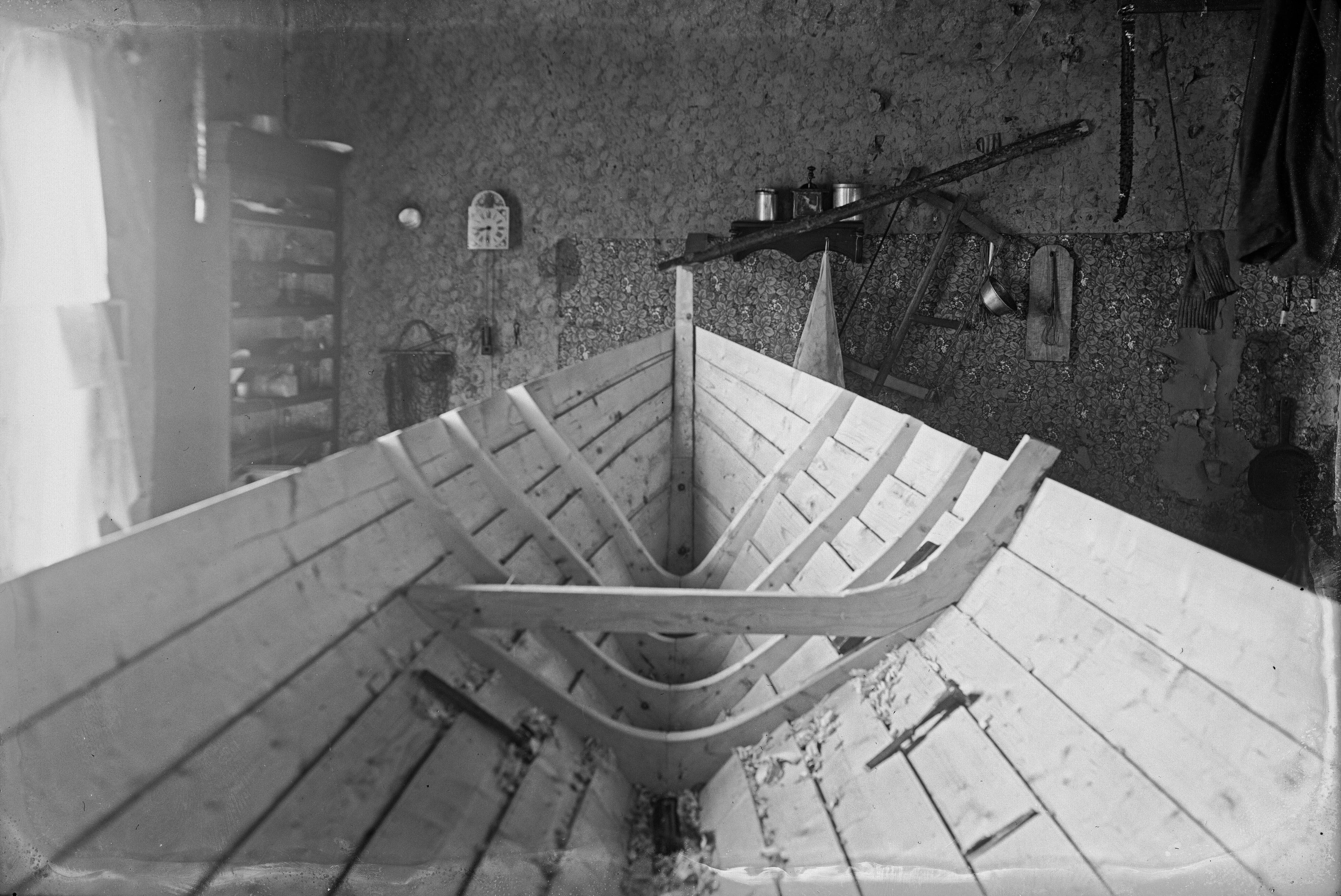 Båtbygge i Bosund år 1931. Under hösten kommer en ny skötbåt att byggas i klinkteknik i samma by, så att byggprocessen kan dokumenteras. Foto: Valter W. Forsblom,