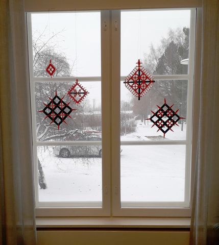 Den sydösterbottniska traditionen med julkors är en av de seder som presenteras i det digitala julpaket som nu produceras inom projekt Kurant. På bilden ses varianter av julkors pysslade i papper och av rörpärlor.