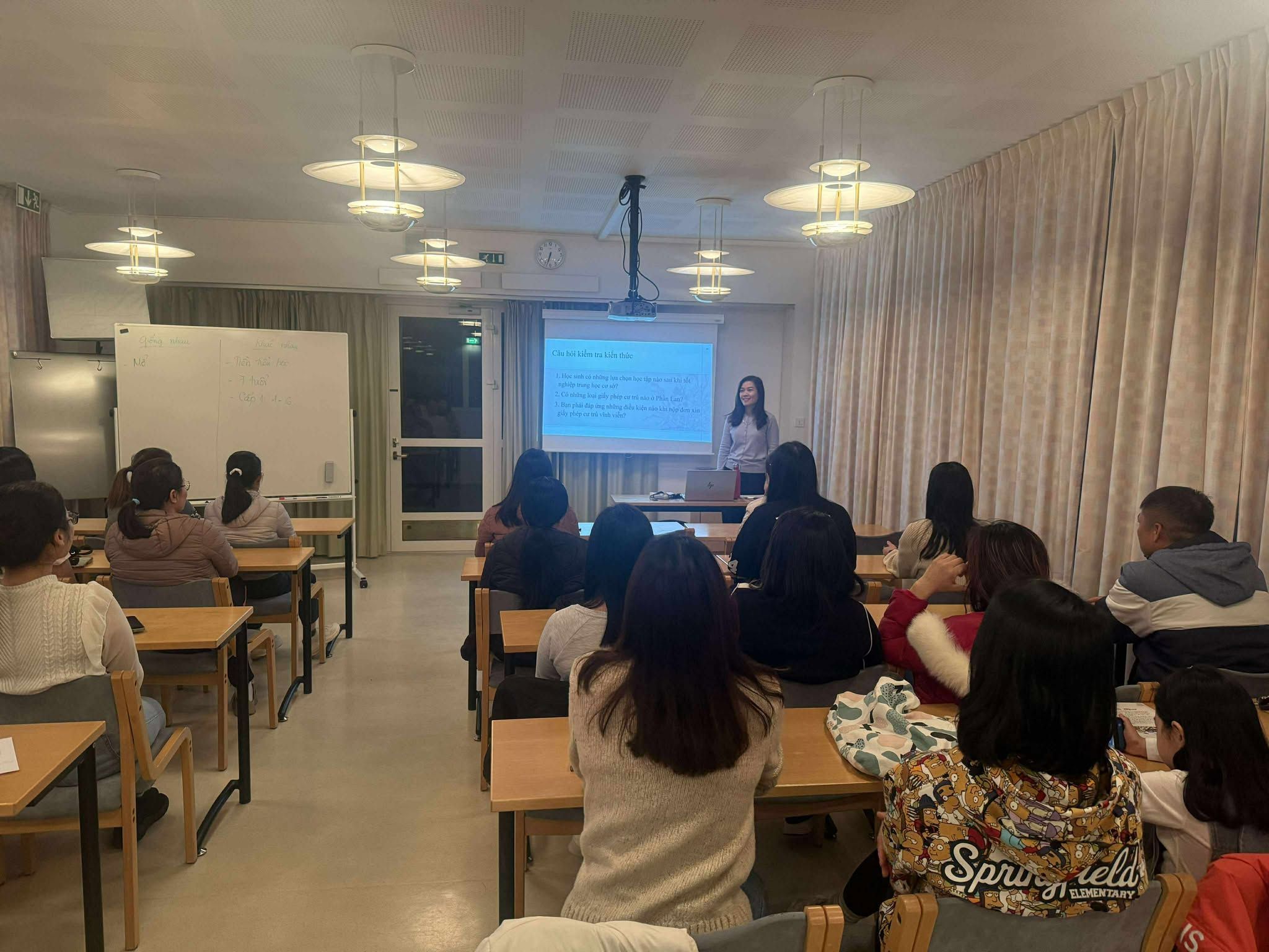 Mai Nguyen som deltar i ledarutbildningen för flerspråkig samhällsorientering gjorde sin praktik på vietnamesiska och berättade om Finlands utbildningssystem och nya regler kring uppehållstillstånd för en grupp i Närpes.