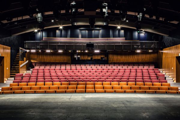 Gå tryggt på teater i höst