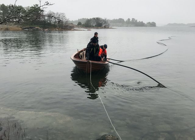 På bilden lägger man ut intagsrör till systemet som gör sötvatten av saltvatten. Foto: Agneta Jansson